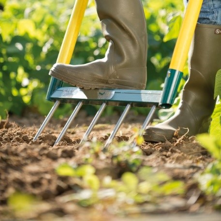 aérer-terre-faciliter-développement-racines-potager-jardin